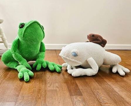 Free printable giant frog amigurumi crochet pattern in green yarn